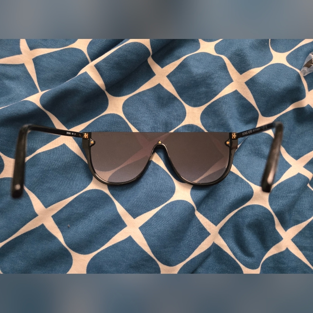 Michal Kors Aspen Sunglasses. - Picture 5 of 6